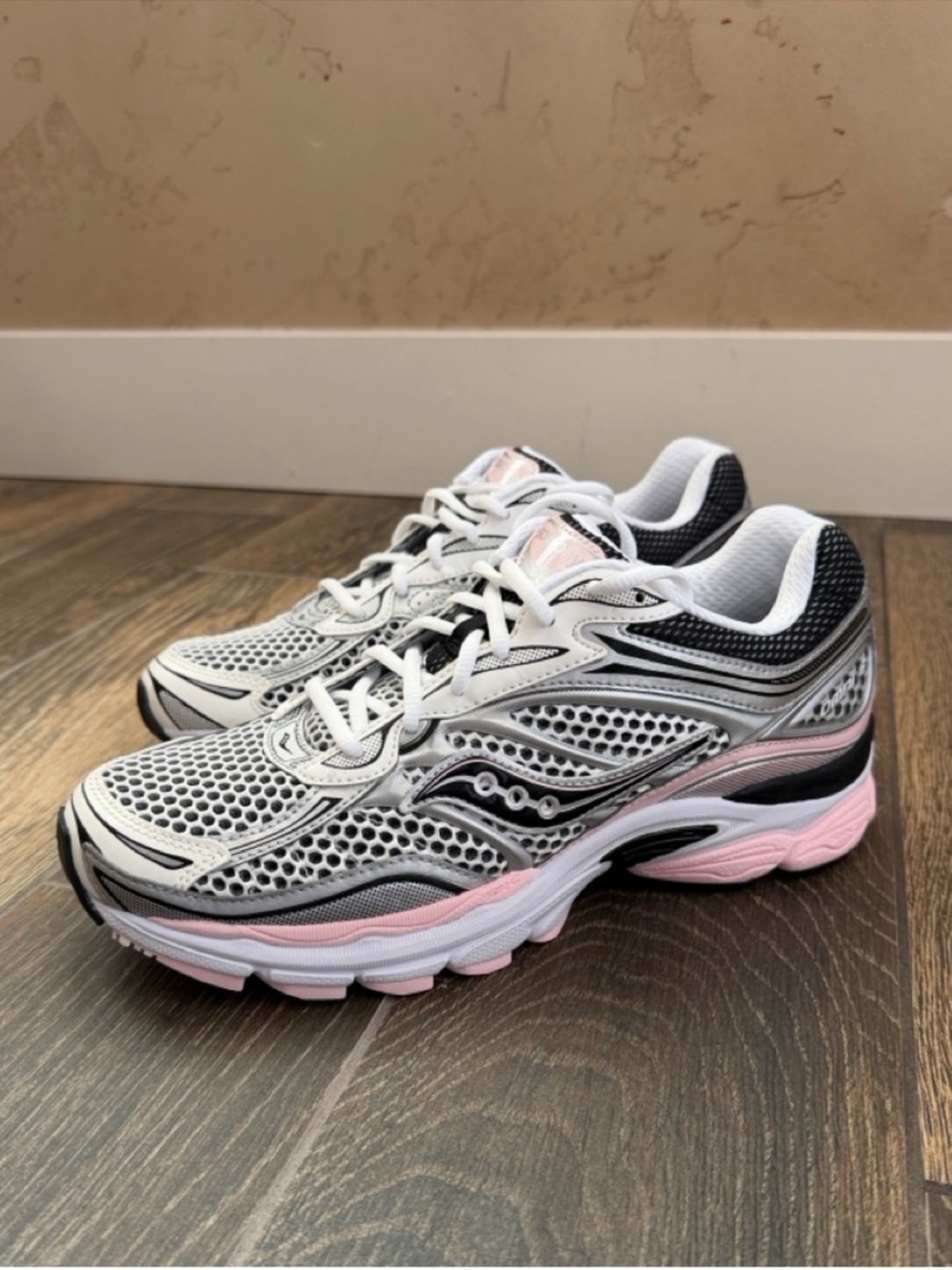 Saucony Men's Silver/Pink Retro
ProGrid Omni 9 Lifestyle Sneaker—11 - Picture 2 of 15